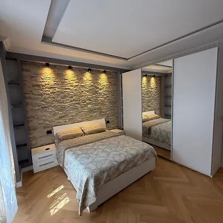 Adrian House روما
